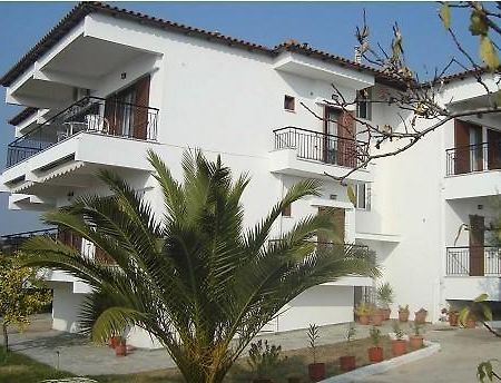 Yianna Studios & Apartments Gerakini Buitenkant foto